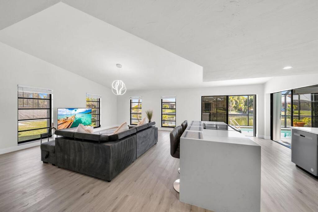 Luxury Waterfront Haven In Cape Coral - Dog-Friendly Escape With Private Pool 빌라 외부 사진