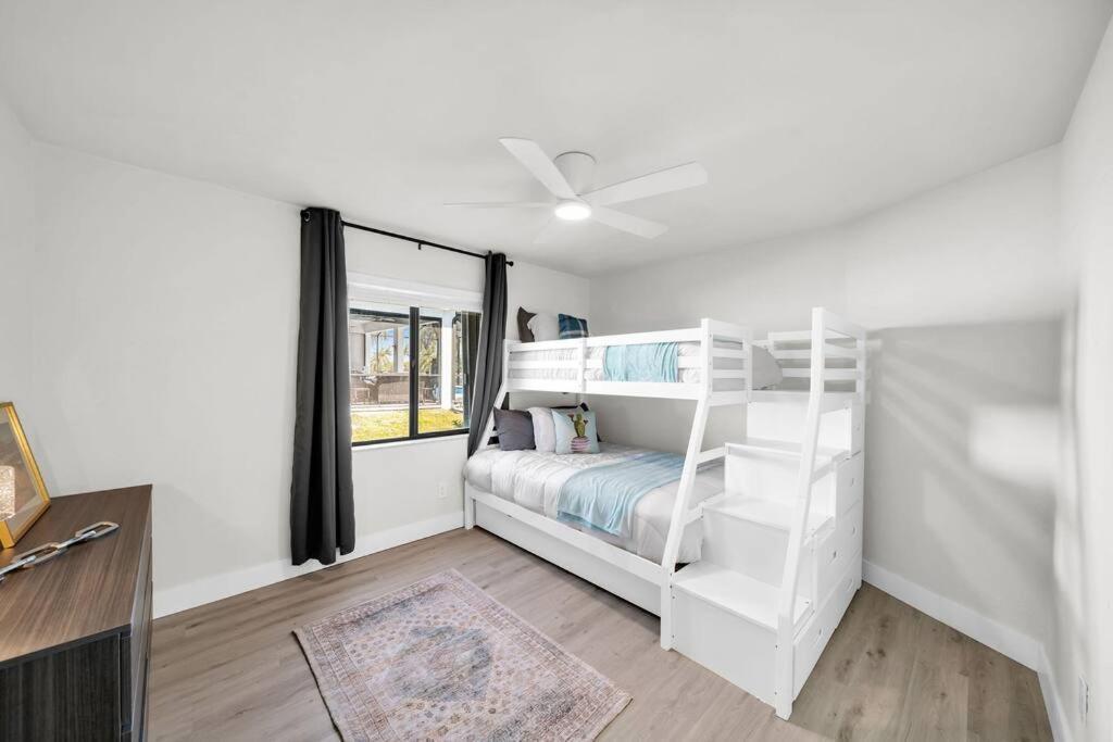 Luxury Waterfront Haven In Cape Coral - Dog-Friendly Escape With Private Pool 빌라 외부 사진