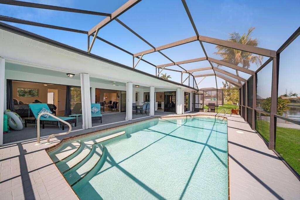 Luxury Waterfront Haven In Cape Coral - Dog-Friendly Escape With Private Pool 빌라 외부 사진