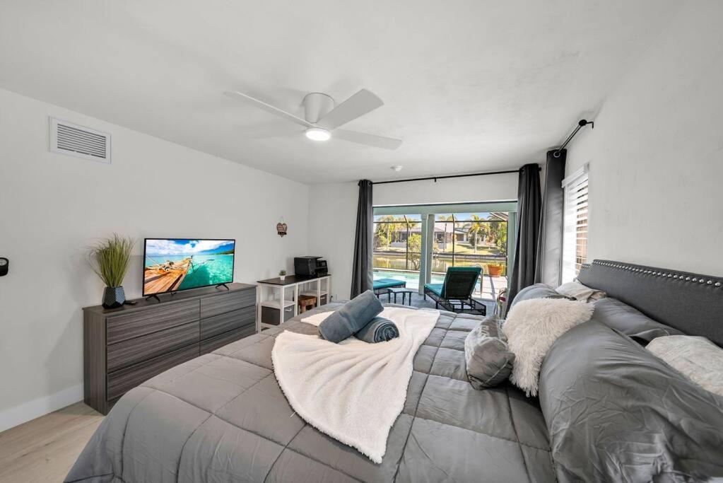 Luxury Waterfront Haven In Cape Coral - Dog-Friendly Escape With Private Pool 빌라 외부 사진