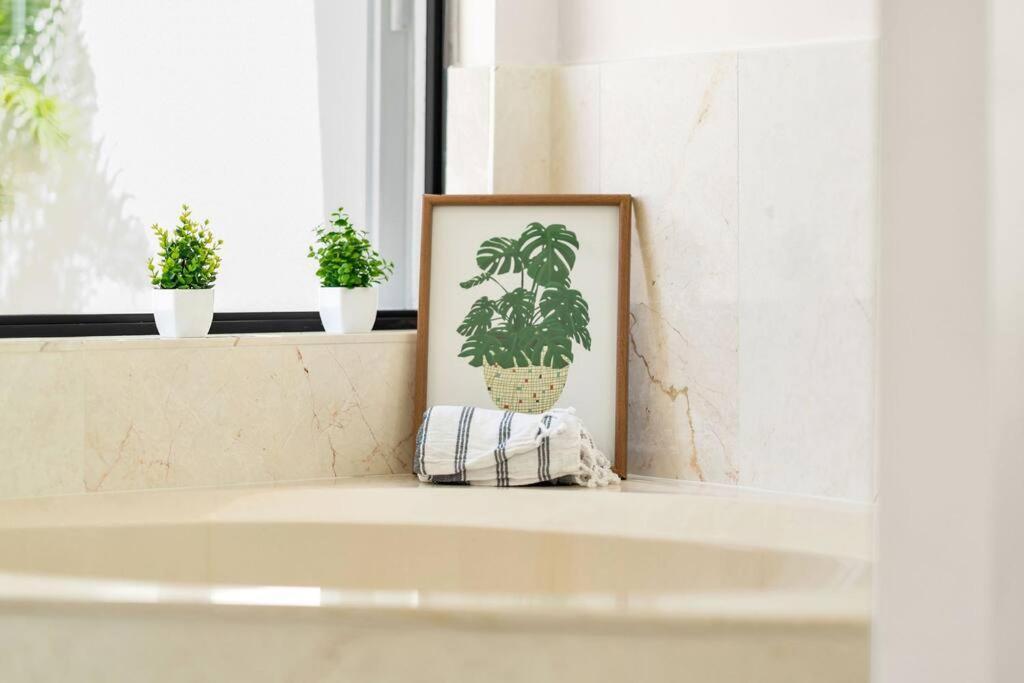 Luxury Waterfront Haven In Cape Coral - Dog-Friendly Escape With Private Pool 빌라 외부 사진