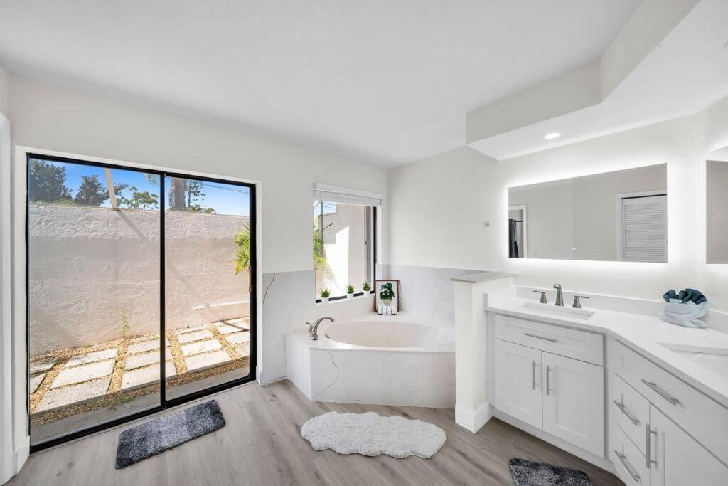 Luxury Waterfront Haven In Cape Coral - Dog-Friendly Escape With Private Pool 빌라 외부 사진