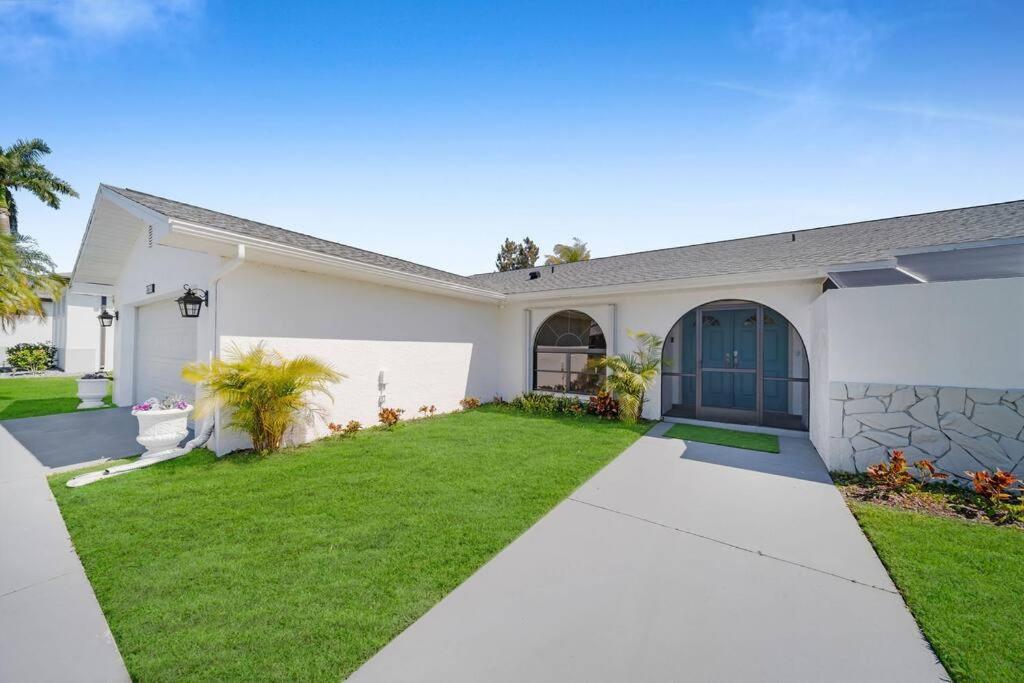 Luxury Waterfront Haven In Cape Coral - Dog-Friendly Escape With Private Pool 빌라 외부 사진