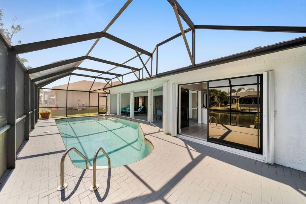 Luxury Waterfront Haven In Cape Coral - Dog-Friendly Escape With Private Pool 빌라 외부 사진