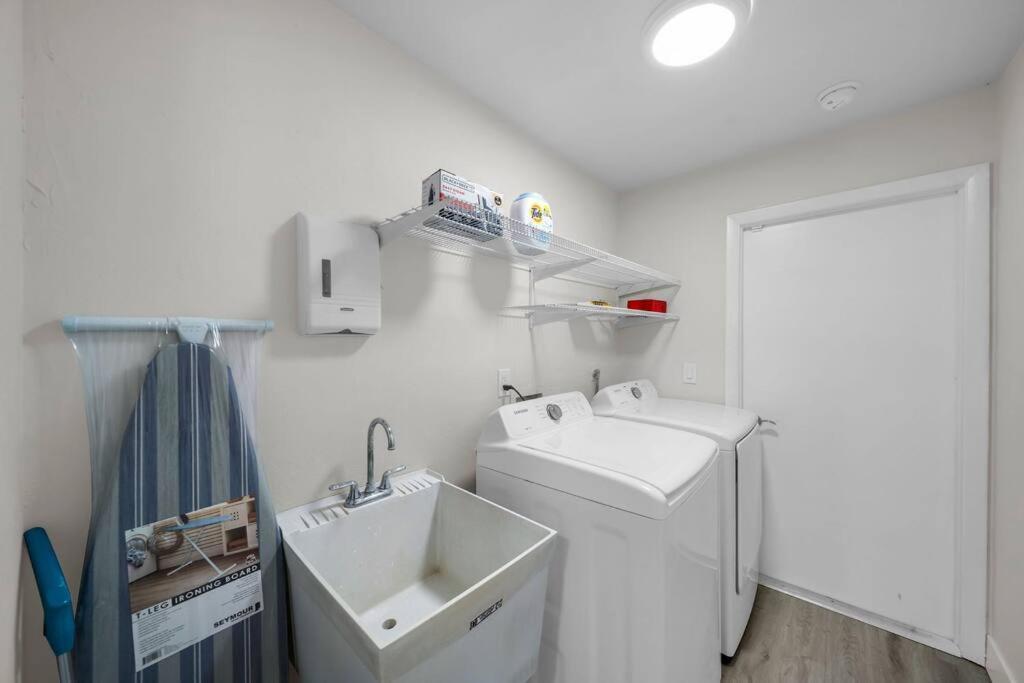Luxury Waterfront Haven In Cape Coral - Dog-Friendly Escape With Private Pool 빌라 외부 사진