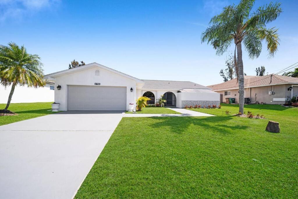 Luxury Waterfront Haven In Cape Coral - Dog-Friendly Escape With Private Pool 빌라 외부 사진