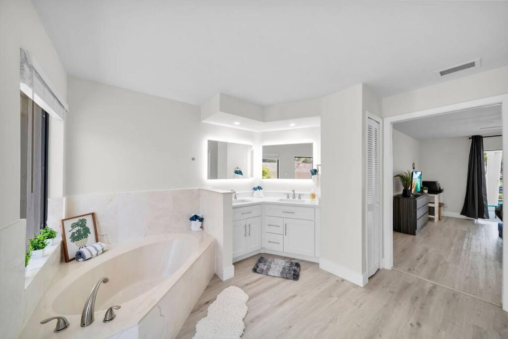 Luxury Waterfront Haven In Cape Coral - Dog-Friendly Escape With Private Pool 빌라 외부 사진