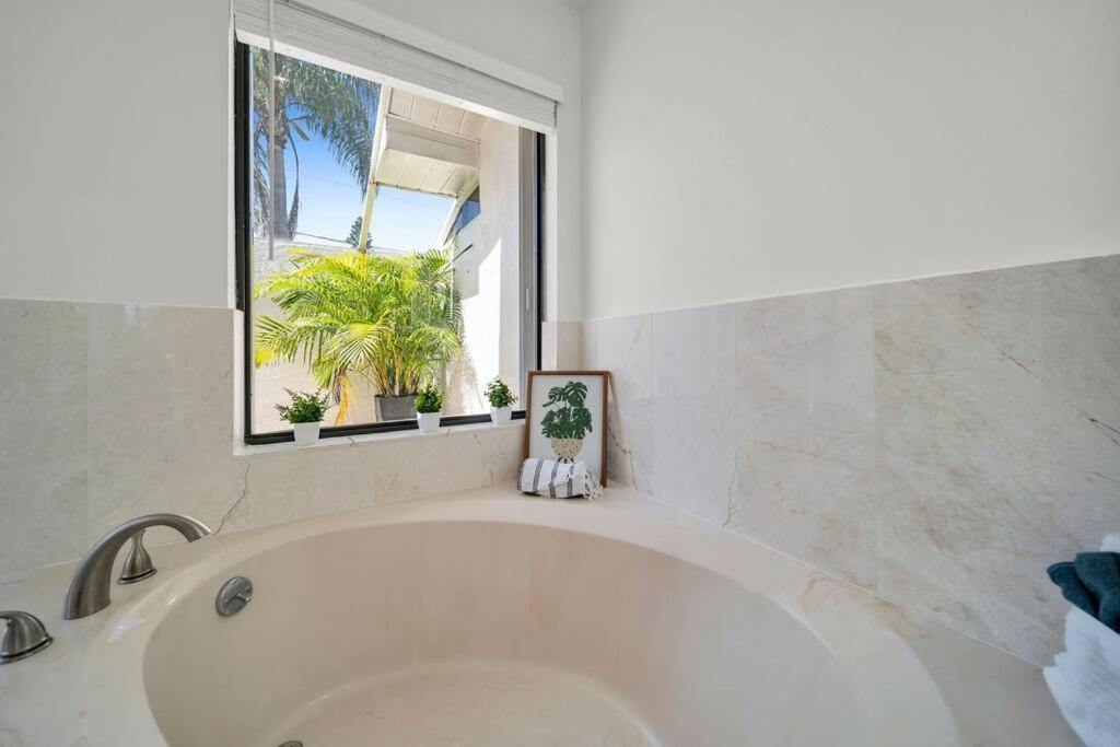 Luxury Waterfront Haven In Cape Coral - Dog-Friendly Escape With Private Pool 빌라 외부 사진