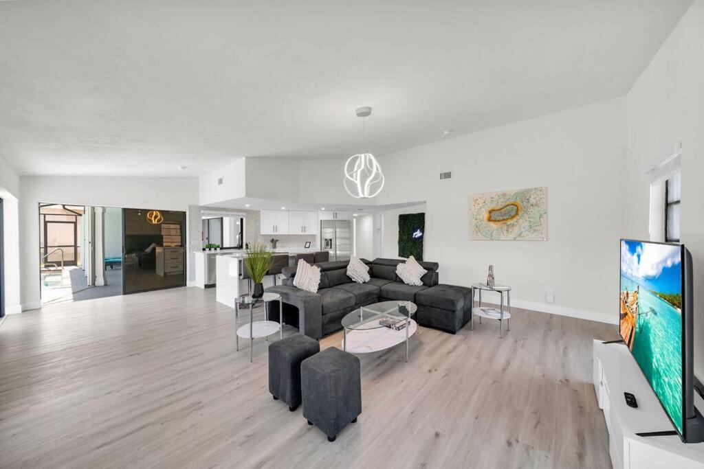 Luxury Waterfront Haven In Cape Coral - Dog-Friendly Escape With Private Pool 빌라 외부 사진