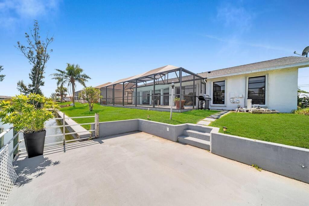 Luxury Waterfront Haven In Cape Coral - Dog-Friendly Escape With Private Pool 빌라 외부 사진