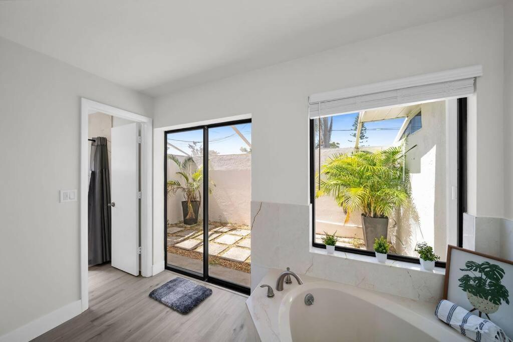 Luxury Waterfront Haven In Cape Coral - Dog-Friendly Escape With Private Pool 빌라 외부 사진