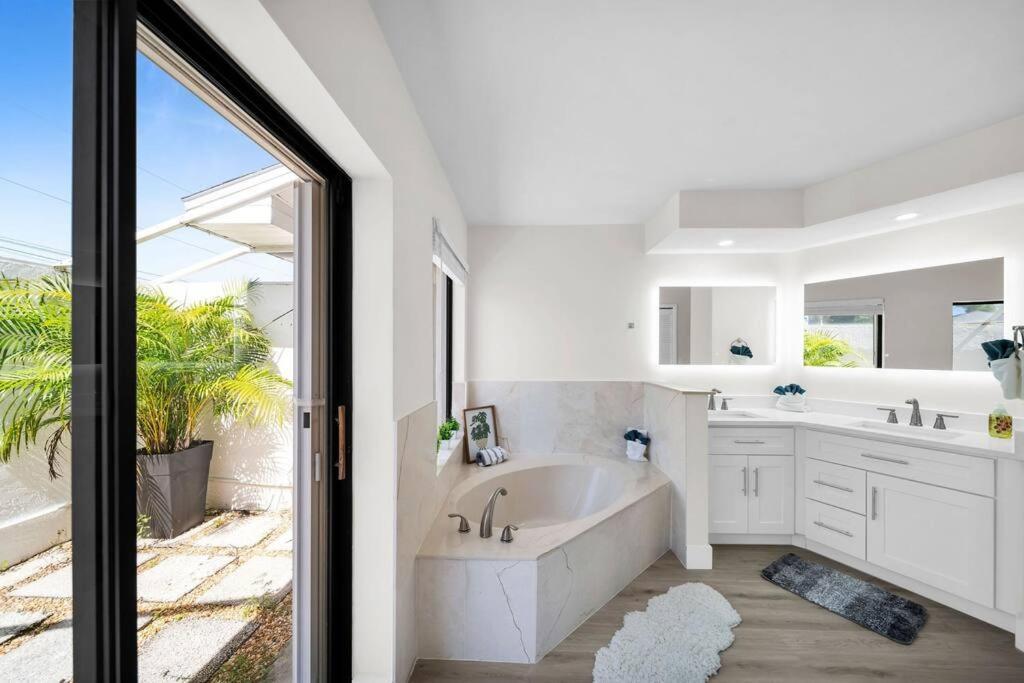 Luxury Waterfront Haven In Cape Coral - Dog-Friendly Escape With Private Pool 빌라 외부 사진